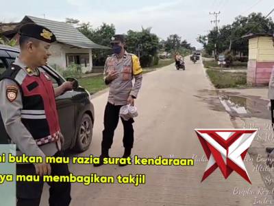 Berbagi takjil di bulan Ramadhan