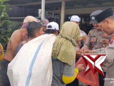"INDAHNYA BERBAGI" Kapolsek beserta Anggota Giat Berbagi Takjil di Bulan Ramadhan