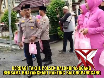 BERBAGI TAKJIL POLSEK BALONGPANGGANG BERSAMA BHAYANGKARI