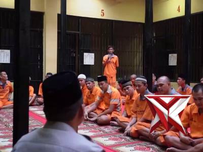 Buka bersama Kapolres OKI bersama para tahanan untuk menjemput berkah.