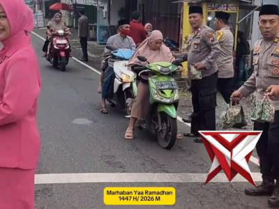 Polsek kepil berbagi takjil