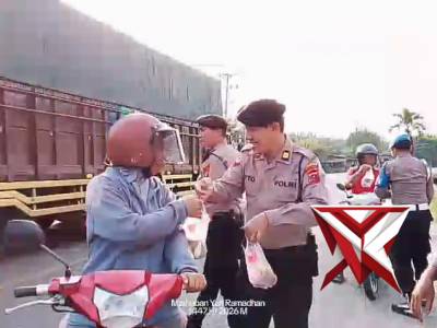 Sat Samapta Polres Asahan Bagikan Takjil kepada Warga di Depan Mako Polres
. 
PolresAsahan