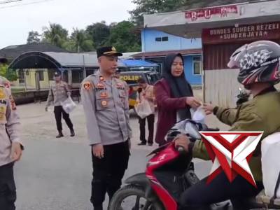 polsek belitang ll melaksanakan bagi takjil bersama mahasiswa