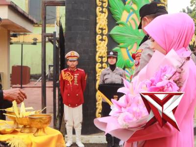 Kapolres Kutai Kartanegara yang Baru, AKBP Khairul Basyar Disambut Tradisi Adat dan Upacara Kehormat - PoliceTube